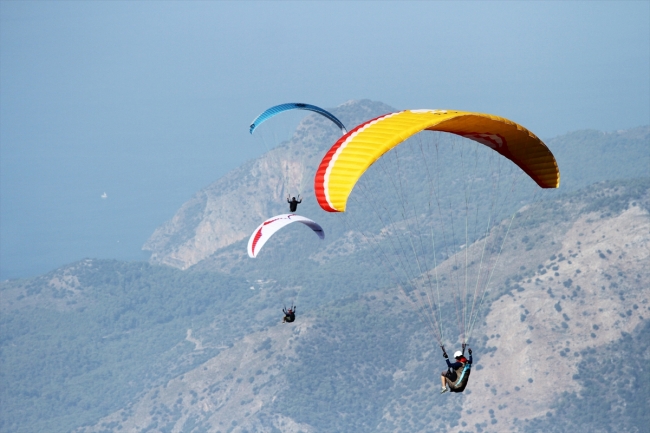 Fethiye'de paraşütçülerin gökyüzündeki görsel şovu ilgiyle izlendi